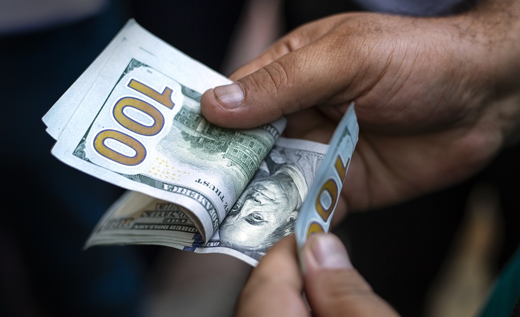 Imagen principal de VIERNES DE MÁXIMA PRESIÓN CAMBIARIA: EL DÓLAR BLUE HIVANÓ SU CUARTA SUBA SEMANAL CONSECUTIVA Y EL OFICIAL MARCÓ RÉCORD