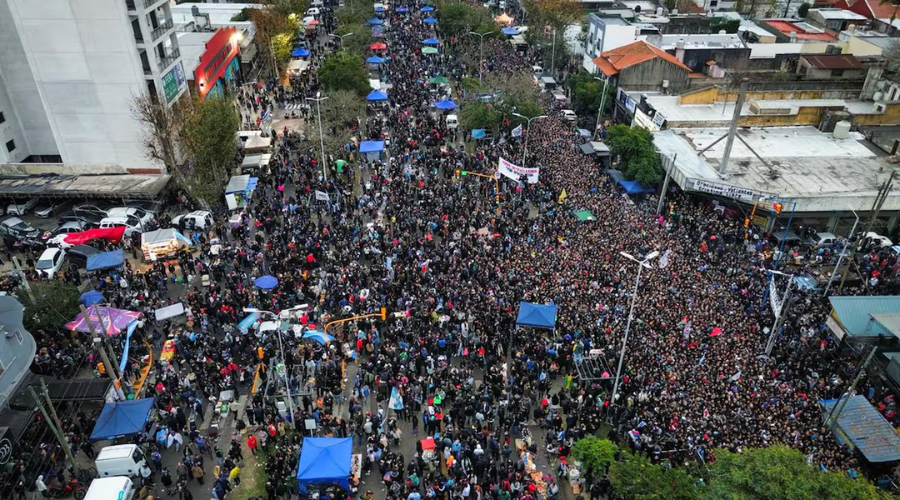 Imagen principal de EL POGO MÁS GRANDE DEL CIELO: ESTIMAN QUE UN MILLÓN DE PERSONAS DESPIDIERON AL INDIO SOLARI EN UNA JORNADA HISTÓRICA
