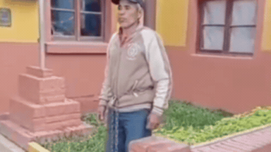 Imagen principal de DESESPERADO RECLAMO EN EMBARCACIÓN: UN PADRE ORIGINARIO SE ENCADENÓ EN LA COMISARÍA PORQUE LA POLICÍA NO LE TOMABA LA DENUNCIA