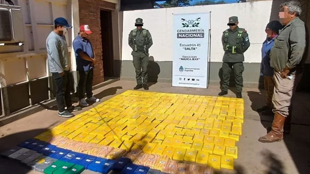 Imagen principal de JUICIO A "LOS PELUCHES": PIDEN HASTA 16 AÑOS DE PRISIÓN PARA LA BANDA DE GENDARMES QUE TRAFICABA COCAÍNA EN SALTA