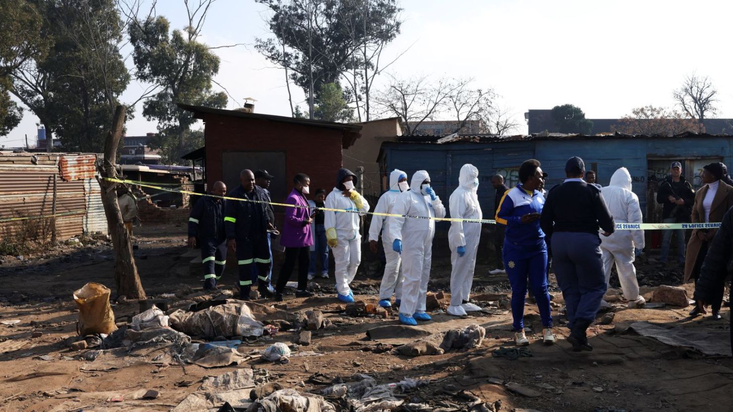 Imagen principal de MASACRE EN SUDÁFRICA: UN GRUPO ARMADO SITIÓ UN BARRIO Y FUSILÓ A 12 VECINOS