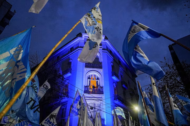 Imagen principal de A UN AÑO DE LA DETENCIÓN DE CRISTINA KIRCHNER: EL PERONISMO DENUNCIÓ "ASFIXIA JUDICIAL" Y PICHETTO PIDIÓ DEBATIR EN EL CONGRESO LA ANULACIÓN DEL FALLO