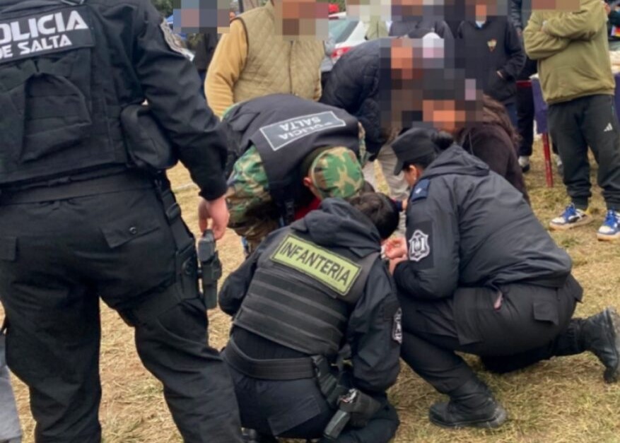 Imagen de POLICÍAS LE SALVARON LA VIDA A UN BEBÉ QUE SE ESTABA AHOGANDO EN UNA FERIA DE LAS LAJITAS