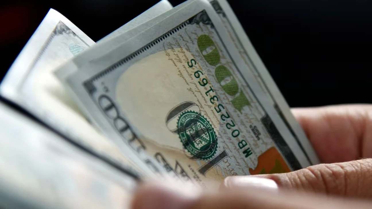 Imagen principal de EL DÓLAR CERRÓ JUNIO EN ALZA Y EL BANCO CENTRAL TUVO QUE ACTIVAR UN PLAN DE EMERGENCIA