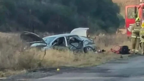Imagen principal de TRAGEDIA EN LA RUTA 16: UN CHOQUE FRONTAL ENTRE UN AUTO Y UN CAMIÓN DEJÓ UNA MUJER FALLECIDA