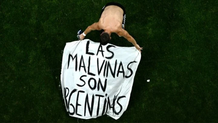 Imagen principal de EL REINO UNIDO EXIGE SANCIONES DE LA FIFA CONTRA LA SELECCIÓN POR LA BANDERA DE MALVINAS