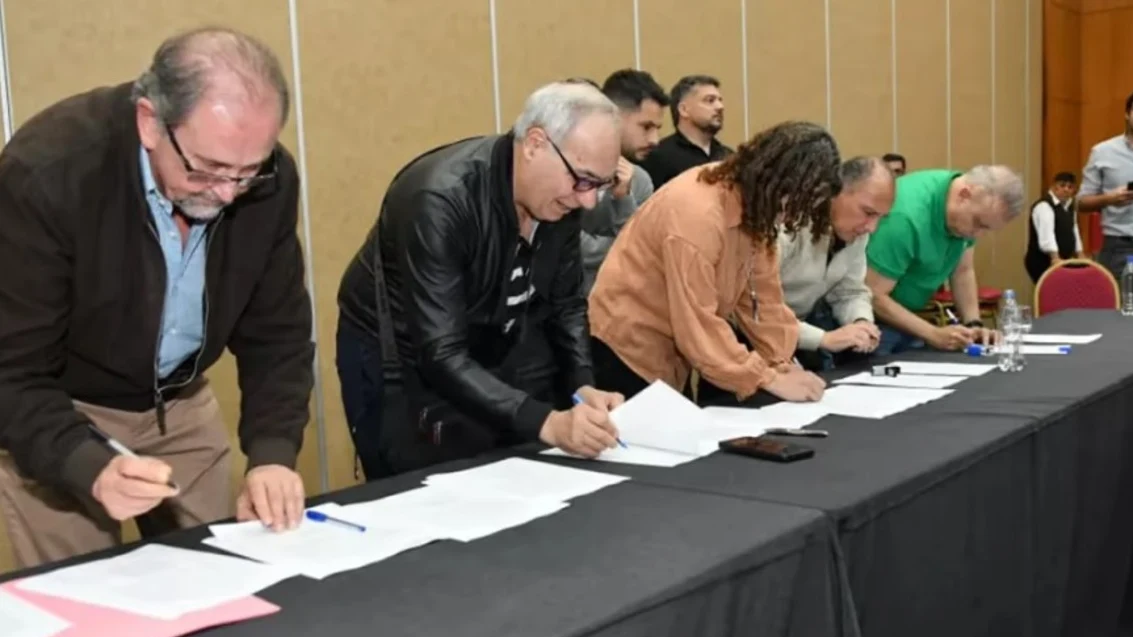 Imagen principal de PARITARIAS: HUBO ACUERDO Y LOS EMPLEADOS ESTATALES DE SALTA TENDRÁN UN INCREMENTO SALARIAL DEL 13,5% PARA EL SEGUNDO SEMESTRE